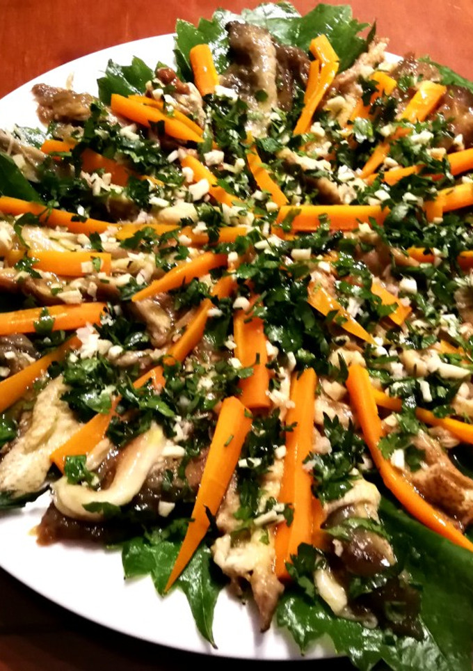 Una foto de Ensalada de berenjena asada con picada de ajo y perejil
