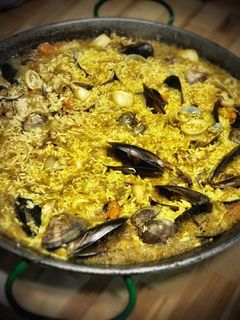 Una foto de Arroz al azafrán con mejillones y almejas