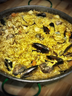 Una foto de Arroz al azafrán con mejillones y almejas