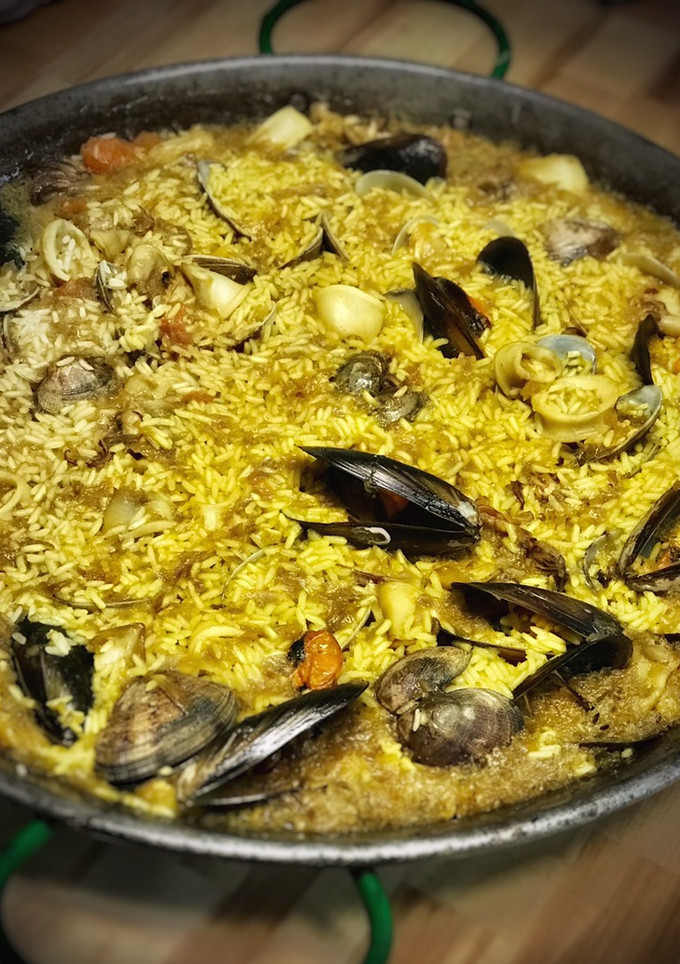Una foto de Arroz al azafrán con mejillones y almejas