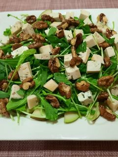 Фото Салат з руколи, груші з волоськими горіхами і сиром з блакитною цвіллю.