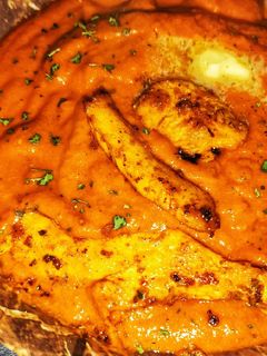 स्टीर फ्राय बटर चिकन इन ग्रेव्ही (butter chicken in gravy recipe in marathi) रेसिपी चे मुख्य फोटो