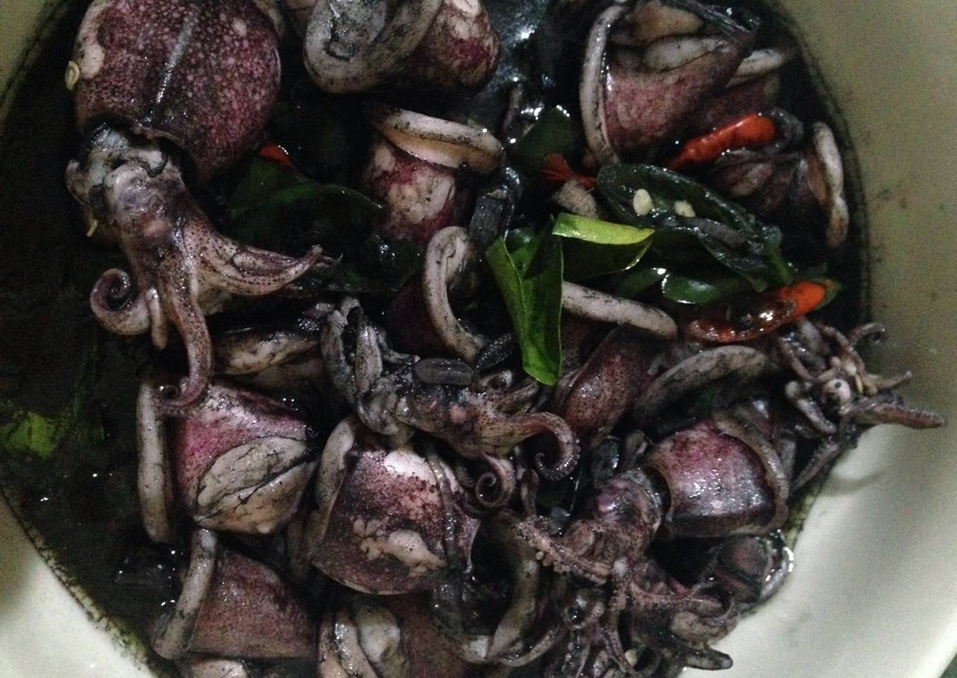 Cumi dalam saus pewarna hitam