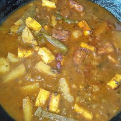 A picture of Paneer white matar gravy.