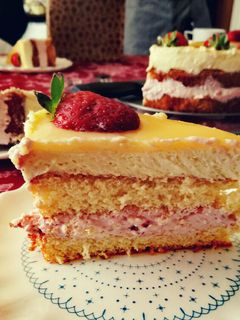 Tavaszköszöntő epres-tojáslikőrös torta recept fotója