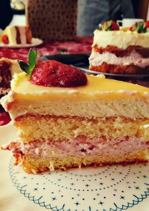 Tavaszköszöntő epres-tojáslikőrös torta recept fotója