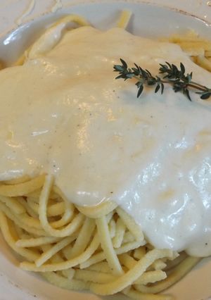 Una foto de Spatzle con salsa de Emmental