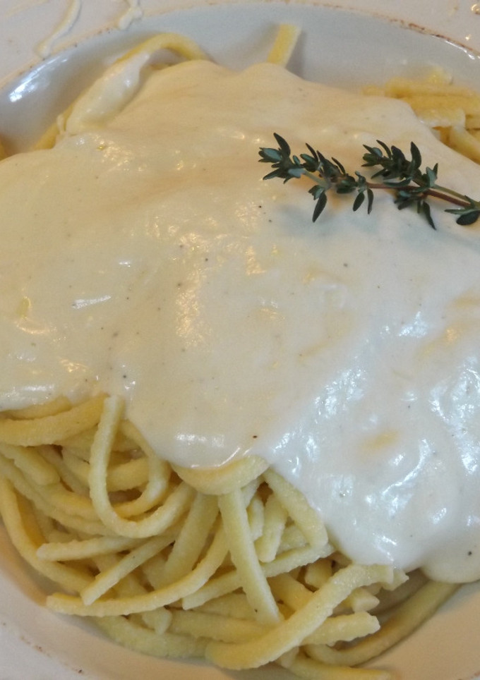 Una foto de Spatzle con salsa de Emmental