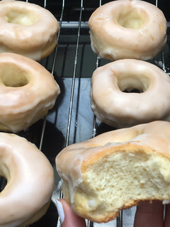 Una foto de DONUTS / DONAS AL HORNO GLASEADAS 🍩