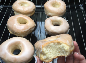 Una foto de DONUTS / DONAS AL HORNO GLASEADAS 🍩
