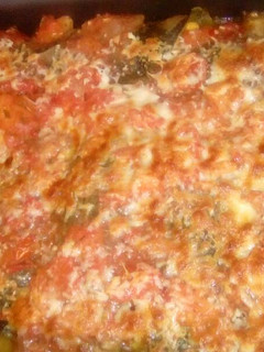 Una foto de Canelones de panqueques de hojas de remolacha rellenos de puré de calabaza con choclo y cebollas