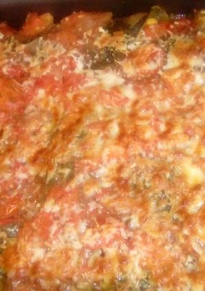Una foto de Canelones de panqueques de hojas de remolacha rellenos de puré de calabaza con choclo y cebollas