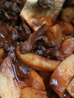 Birkapörkölt vörösborral öntözve recept fotója