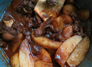 Birkapörkölt vörösborral öntözve recept fotója
