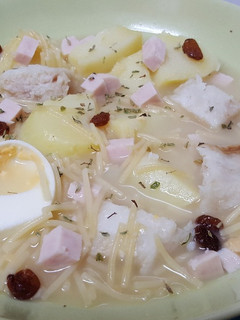 Una foto de Sopa de fideos con merluza, pavo, huevo duro y patata