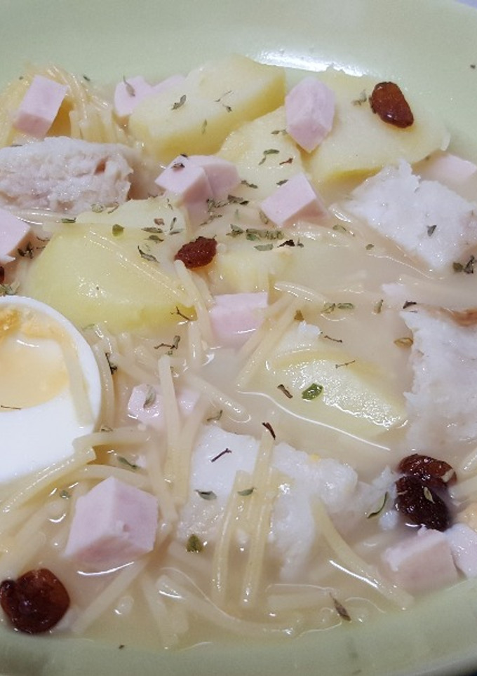 Una foto de Sopa de fideos con merluza, pavo, huevo duro y patata