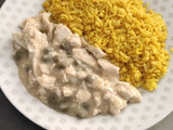 Pollo con alcaparras y arroz con curry