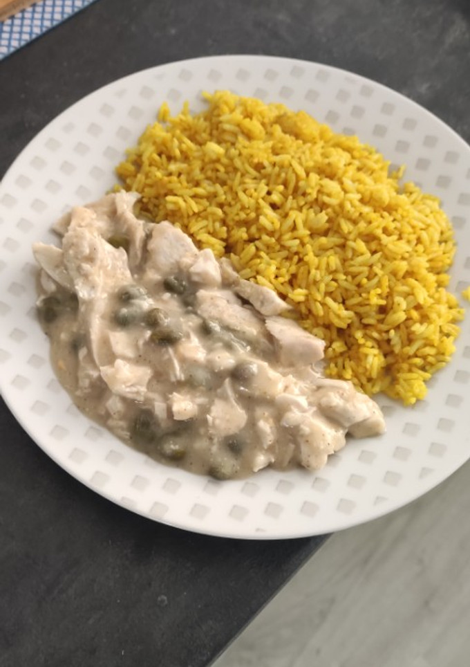 Una foto de Pollo con alcaparras y arroz con curry