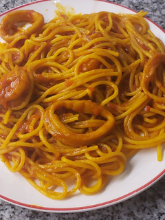 Una foto de Fideos con calamares y langostinos