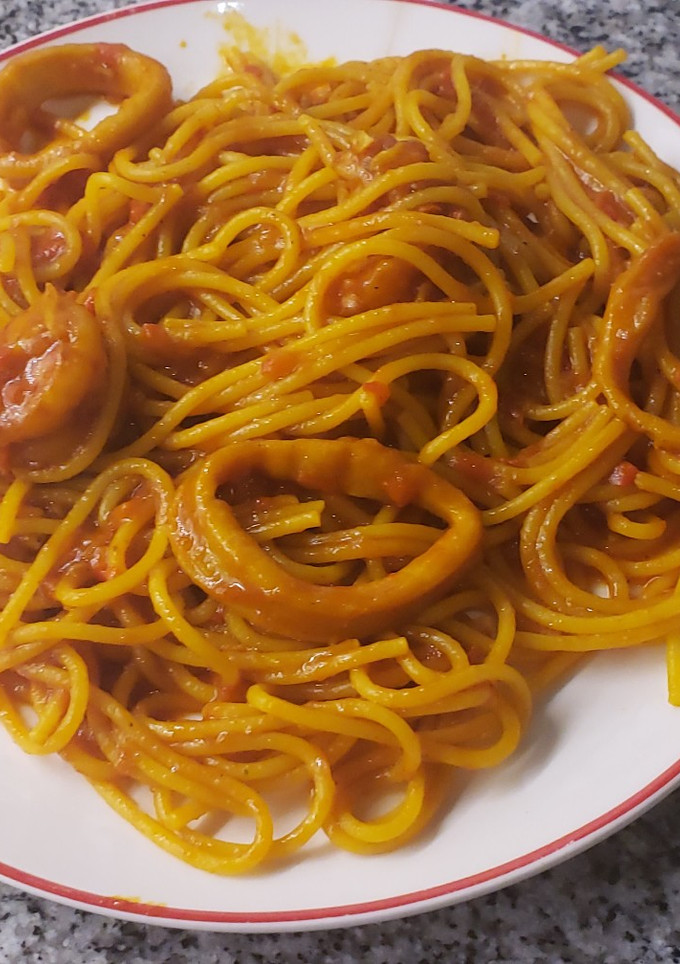 Una foto de Fideos con calamares y langostinos