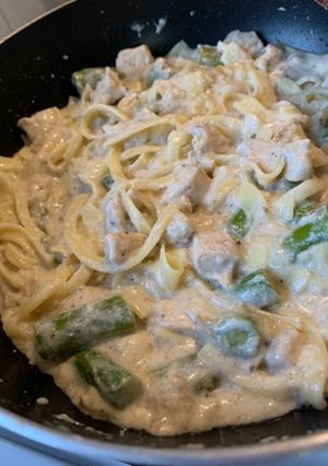 Tejszínes-csirkés tészta spárgával 🍲🍽 recept fotója