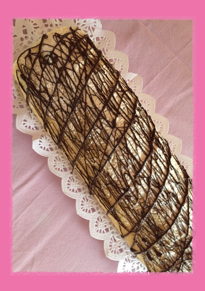 Una foto de Brazo de gitano relleno de nata y pera