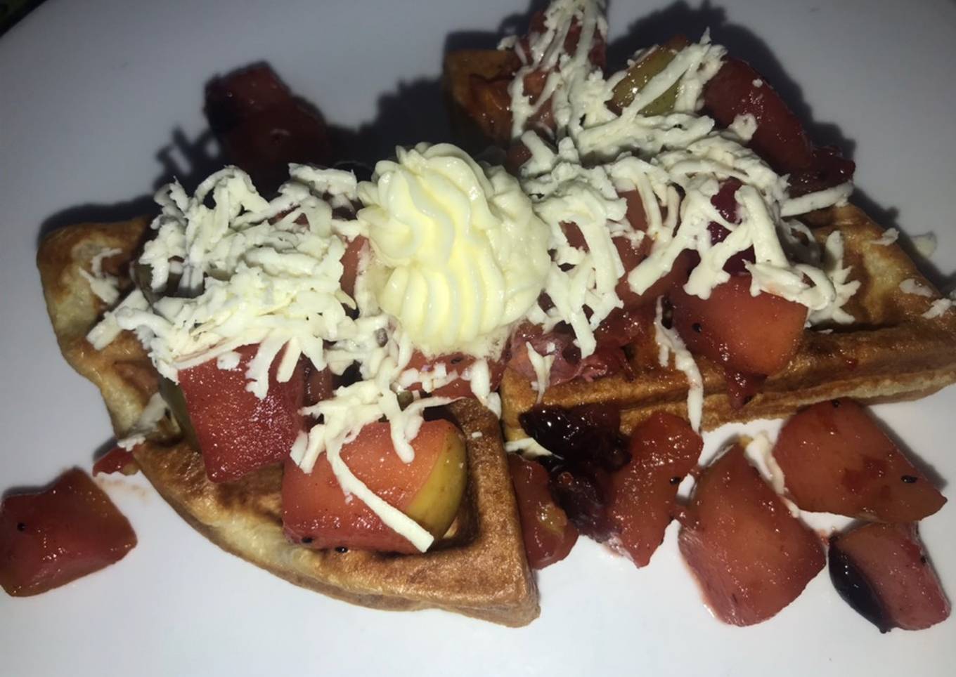 Waffles con frutas y queso