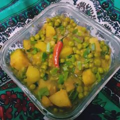 A picture of Aloo Matar Masala (Potato Peas curry).