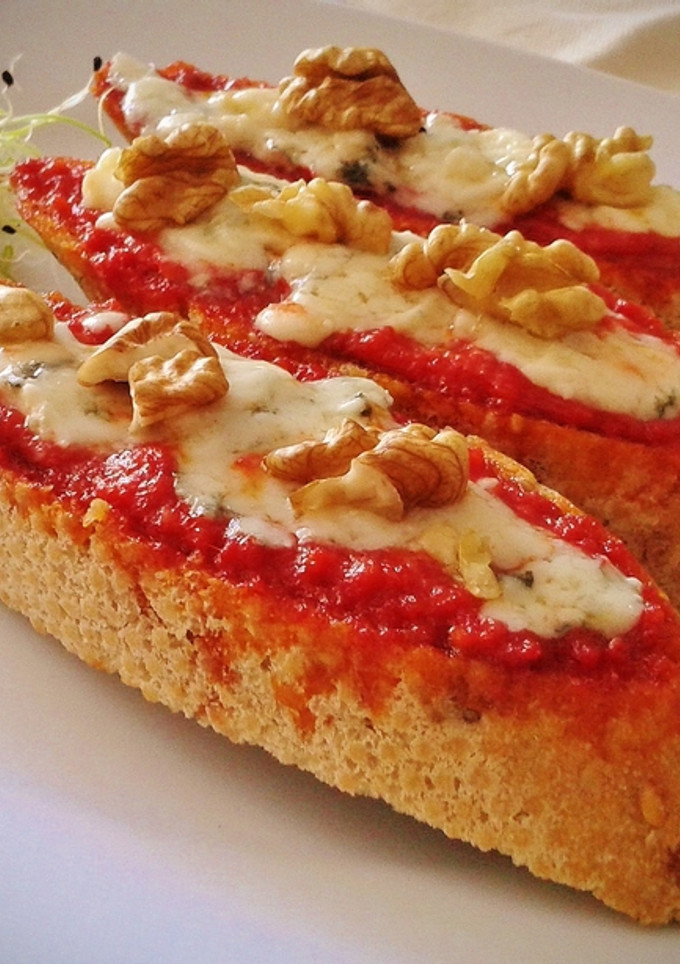 Una foto de Pincho de sobrasada, roquefort y nueces