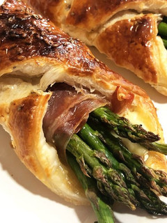 Una foto de Pastelitos de espárragos con jamón y queso