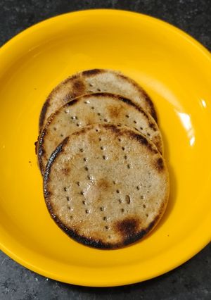 બિસ્કિટ ભાખરી (Biscuit Bhakhri Recipe In Gujarati) રેસીપી મુખ્ય ફોટો