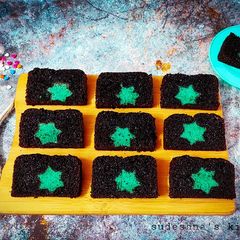 A picture of Galaxy Cake.