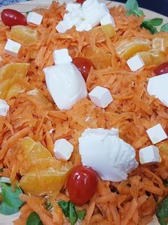 Una foto de Ensalada de zanahoria🥕 con naranja🍊 y cuajada de oveja