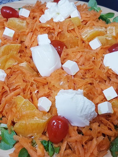 Una foto de Ensalada de zanahoria🥕 con naranja🍊 y cuajada de oveja