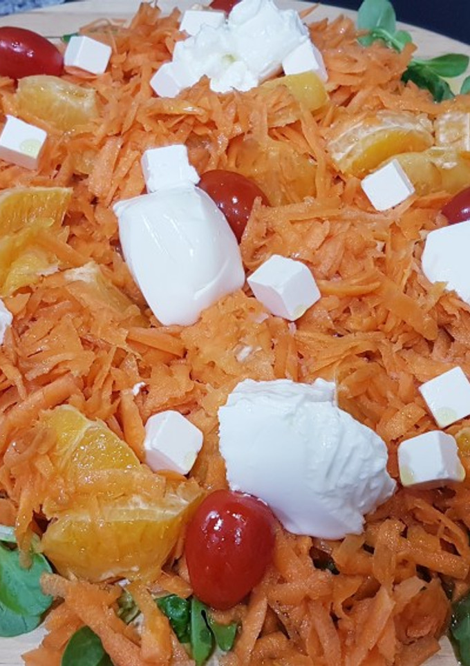 Una foto de Ensalada de zanahoria🥕 con naranja🍊 y cuajada de oveja