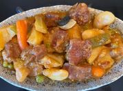 Una foto de carne con patatas airfryer