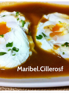 Una foto de Huevos escalfados, en salsa