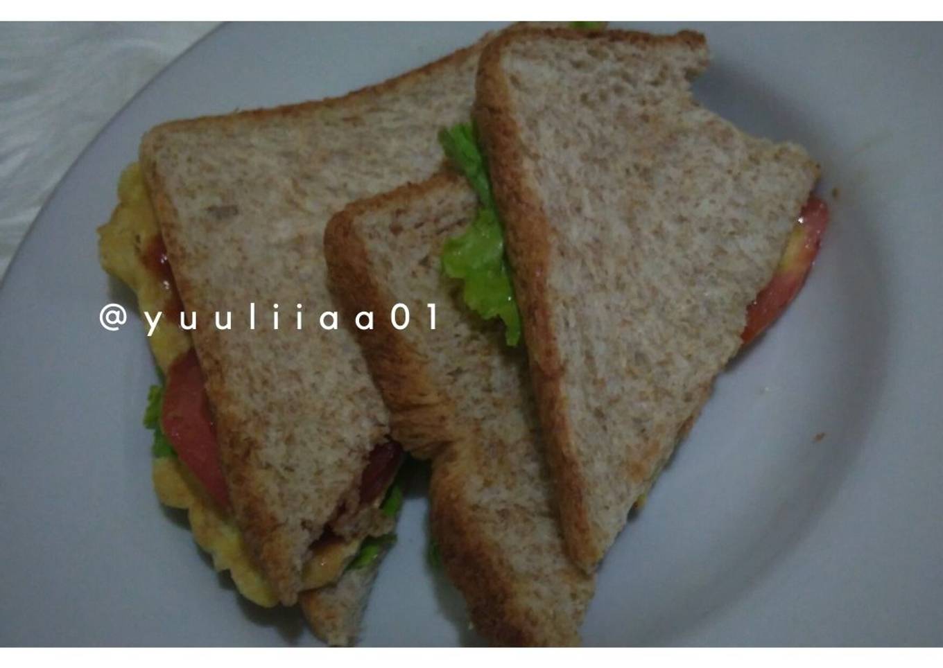 Sandwich Roti Gandum Isi Telor Sayuran