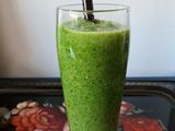 Smoothie de manzana, espinacas y aguacate