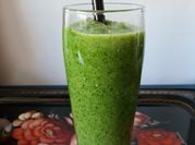 Una foto de smoothie de espinacas