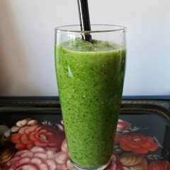 Foto principal de Smoothie de manzana, espinacas y aguacate