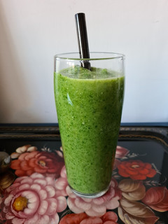 Una foto de Smoothie de manzana, espinacas y aguacate