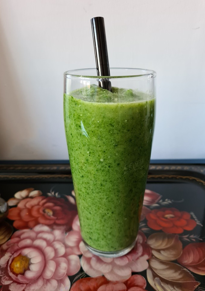 Una foto de Smoothie de manzana, espinacas y aguacate