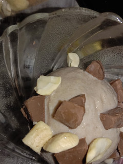 ચોકલેટ આઈસ્ક્રીમ (Chocolate ice cream recipe in gujrati) રેસીપી મુખ્ય ફોટો