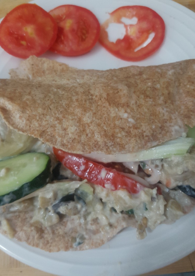 Una foto de 🌯 Fajitas rellenas de crema de berenjena 🍆 y yogur