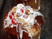 Una foto de pan dulce con cerezas