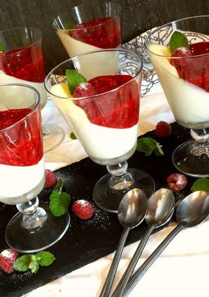 Zdjęcie przepisu Panna cotta z malinami w pucharkach.