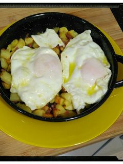 Una foto de Huevos rotos