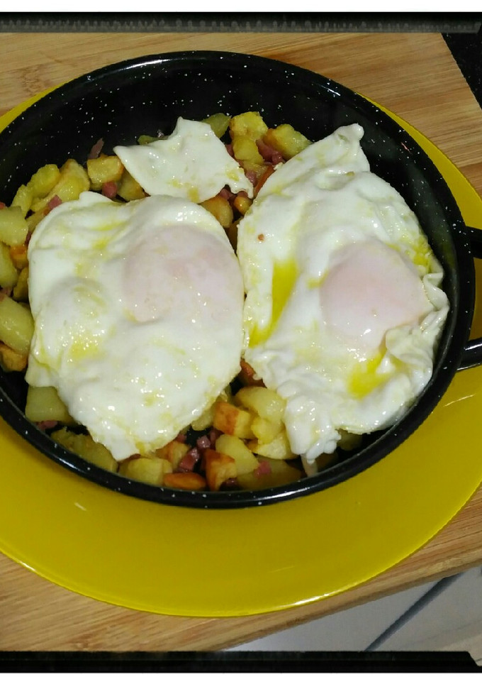 Una foto de Huevos rotos