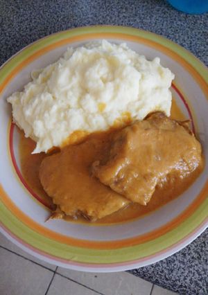 Una foto de Puré con carne a la olla